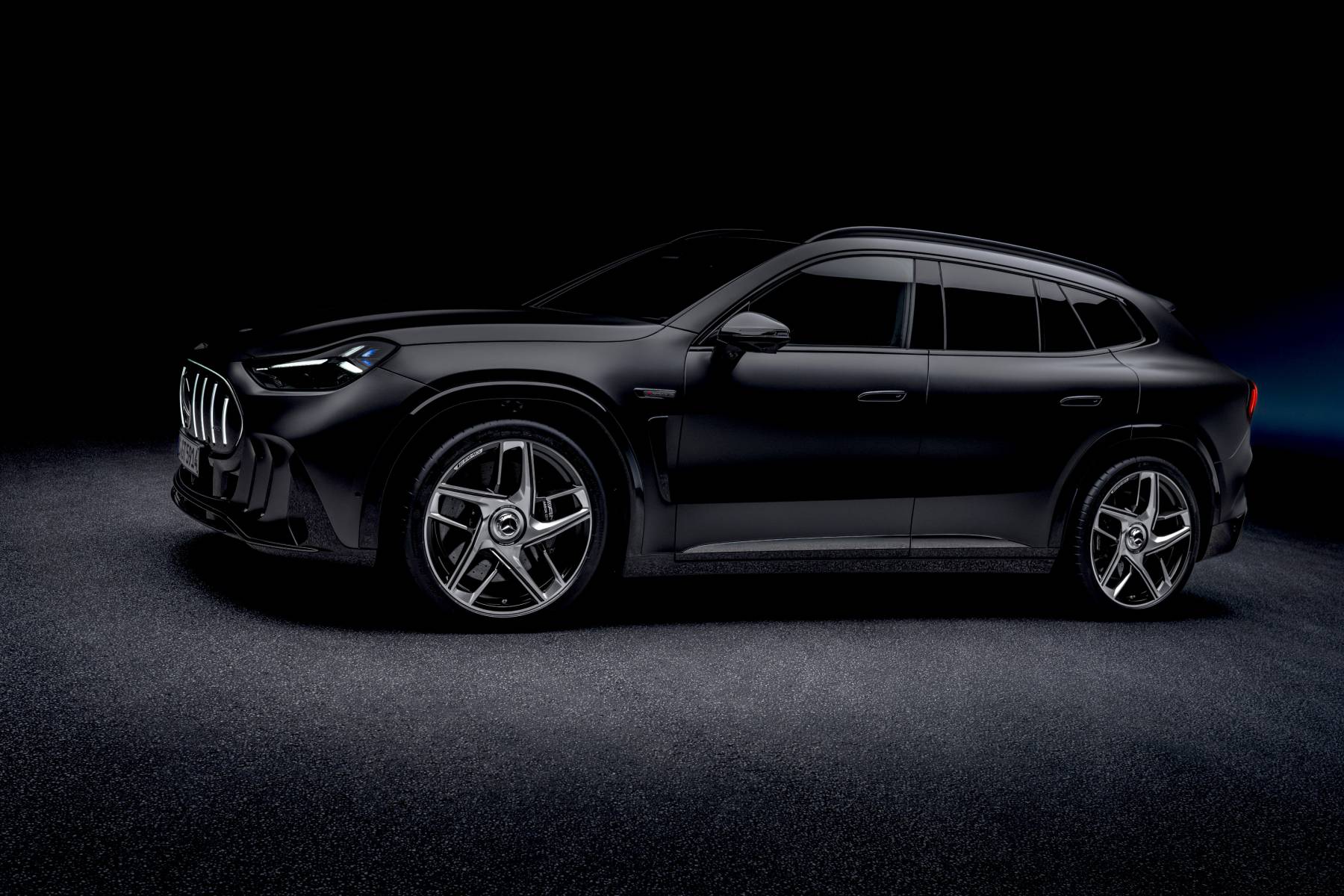 Mercedes-AMG GT SUV z boku