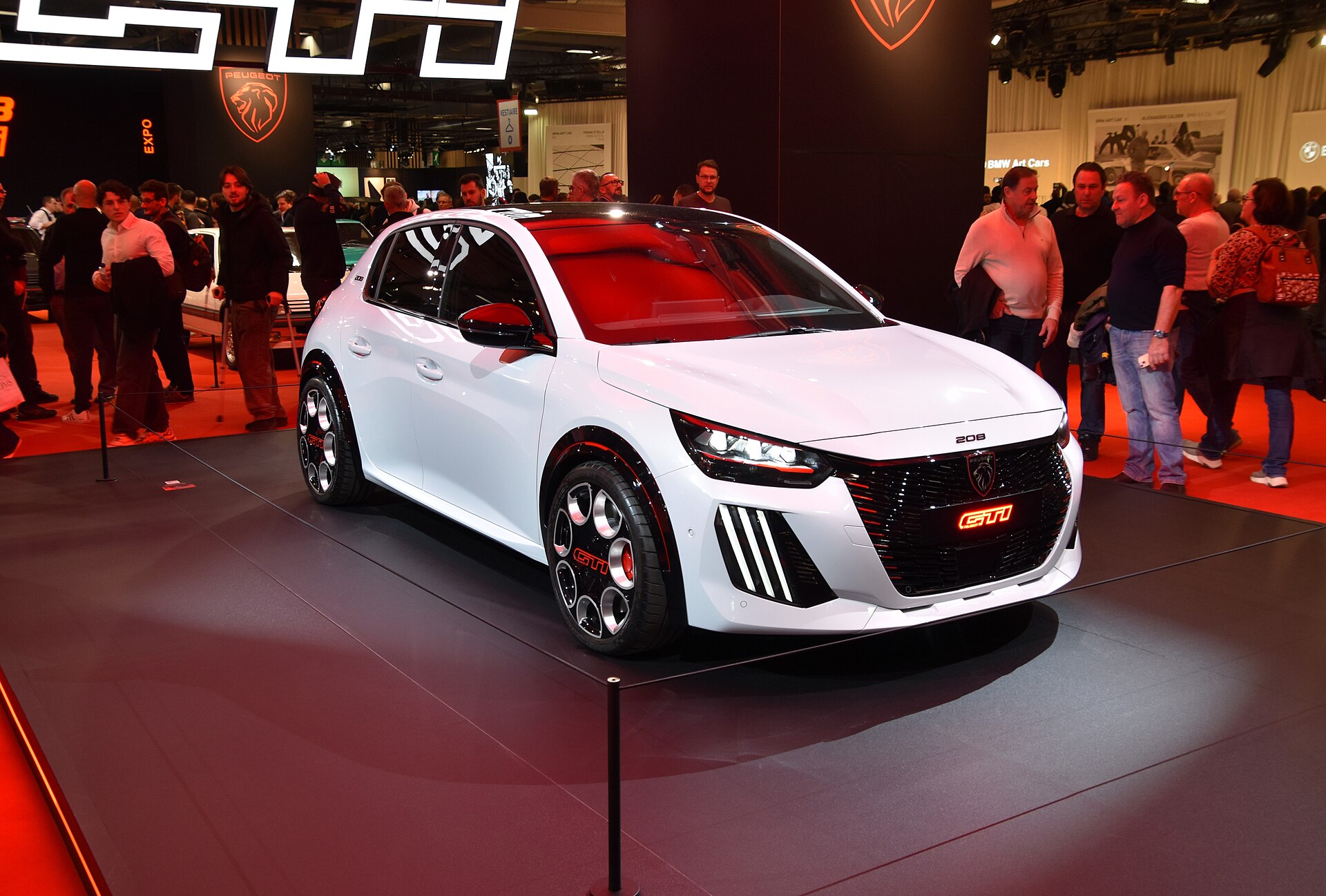 Peugeot E-208 GTi na autosalonu – elektrický hot-hatch s červenými detaily