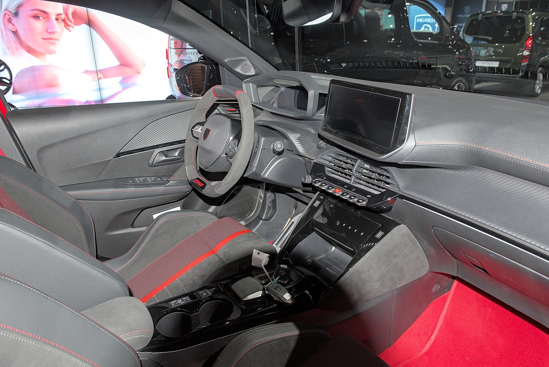 Interiér Peugeot E-208 GTi s červenými prvky a kompaktním volantem